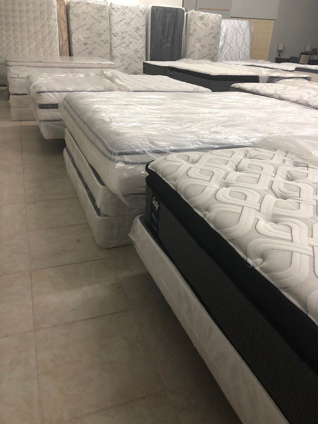 Florida Mattress And Furniture | 711 US-92, Seffner, FL 33584, USA | Phone: (813) 477-9016