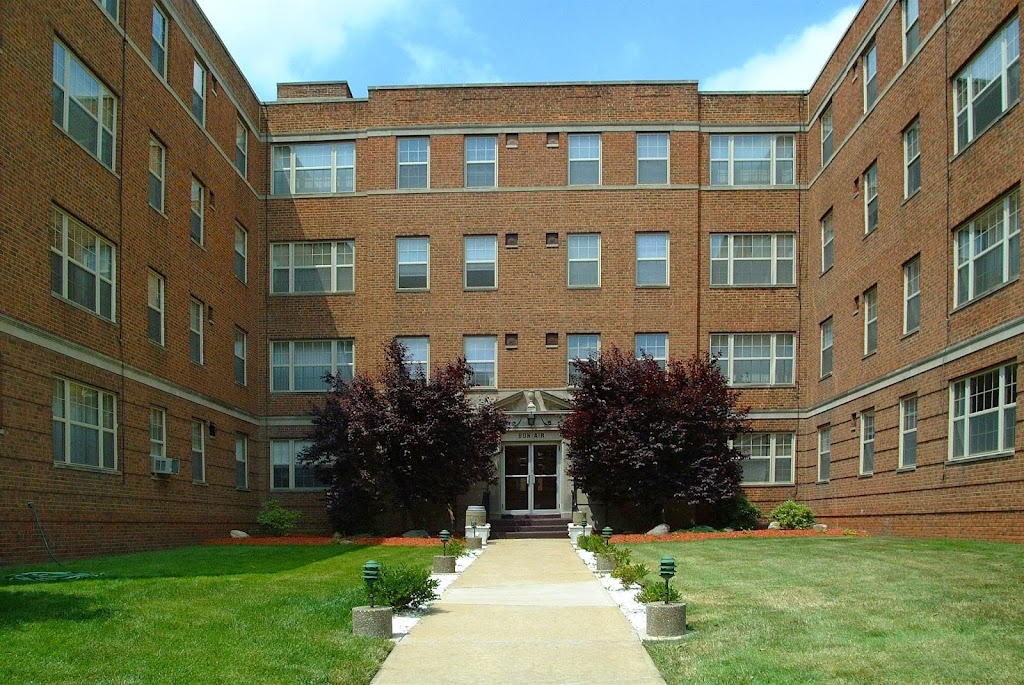 Bon Air Apartments | 2550 Kemper Rd, Shaker Heights, OH 44120, USA | Phone: (216) 795-1861