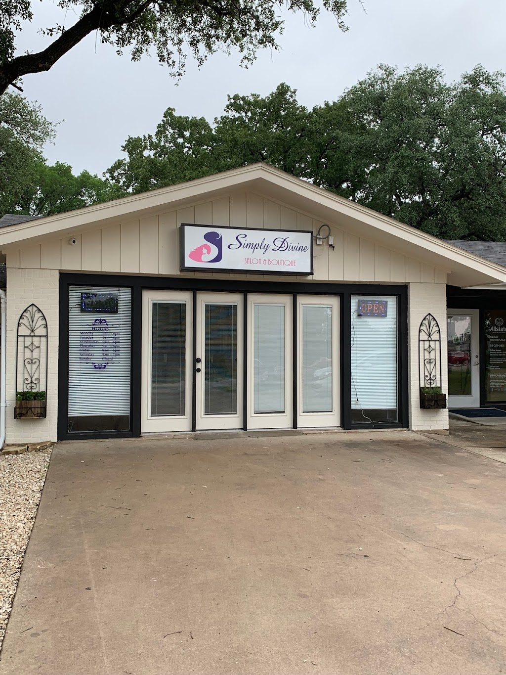 Simply Divine Salon | 806 E Palm Valley Blvd #B, Round Rock, TX 78664, USA | Phone: (512) 215-8402