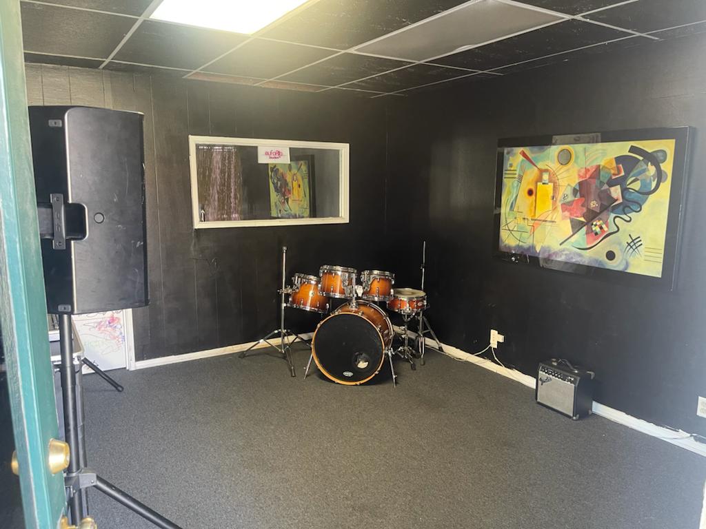 euFoRia Rehearsal Studios | 1621 17th St Suite N, Santa Ana, CA 92705, USA | Phone: (562) 667-6975