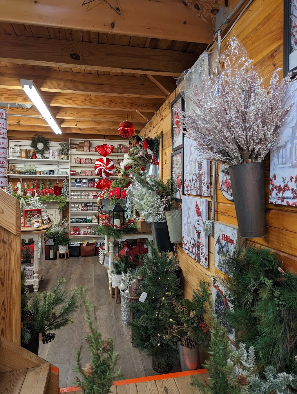 Holly Jolly Christmas Shop | 201 W Airport Hwy, Swanton, OH 43558, USA | Phone: (419) 825-1884
