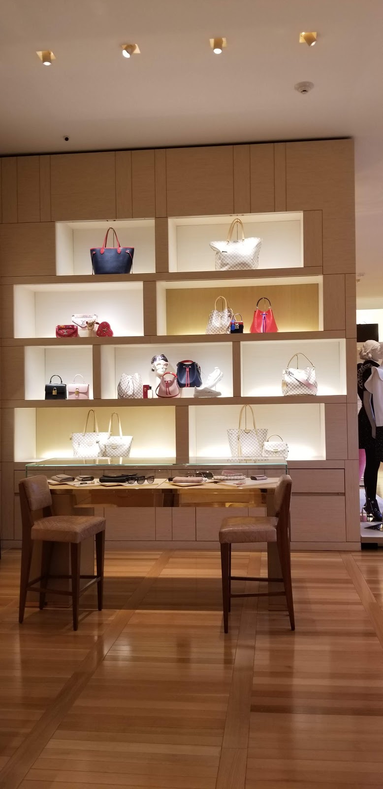 Tory Burch | 1992 Northern Blvd, Manhasset, NY 11030, USA | Phone: (516) 627-1790