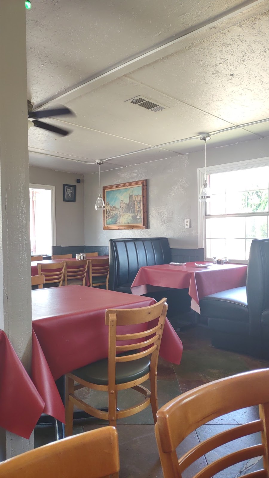 Leos Pizzeria | 212 S Washington St, Pilot Point, TX 76258, USA | Phone: (940) 514-6108