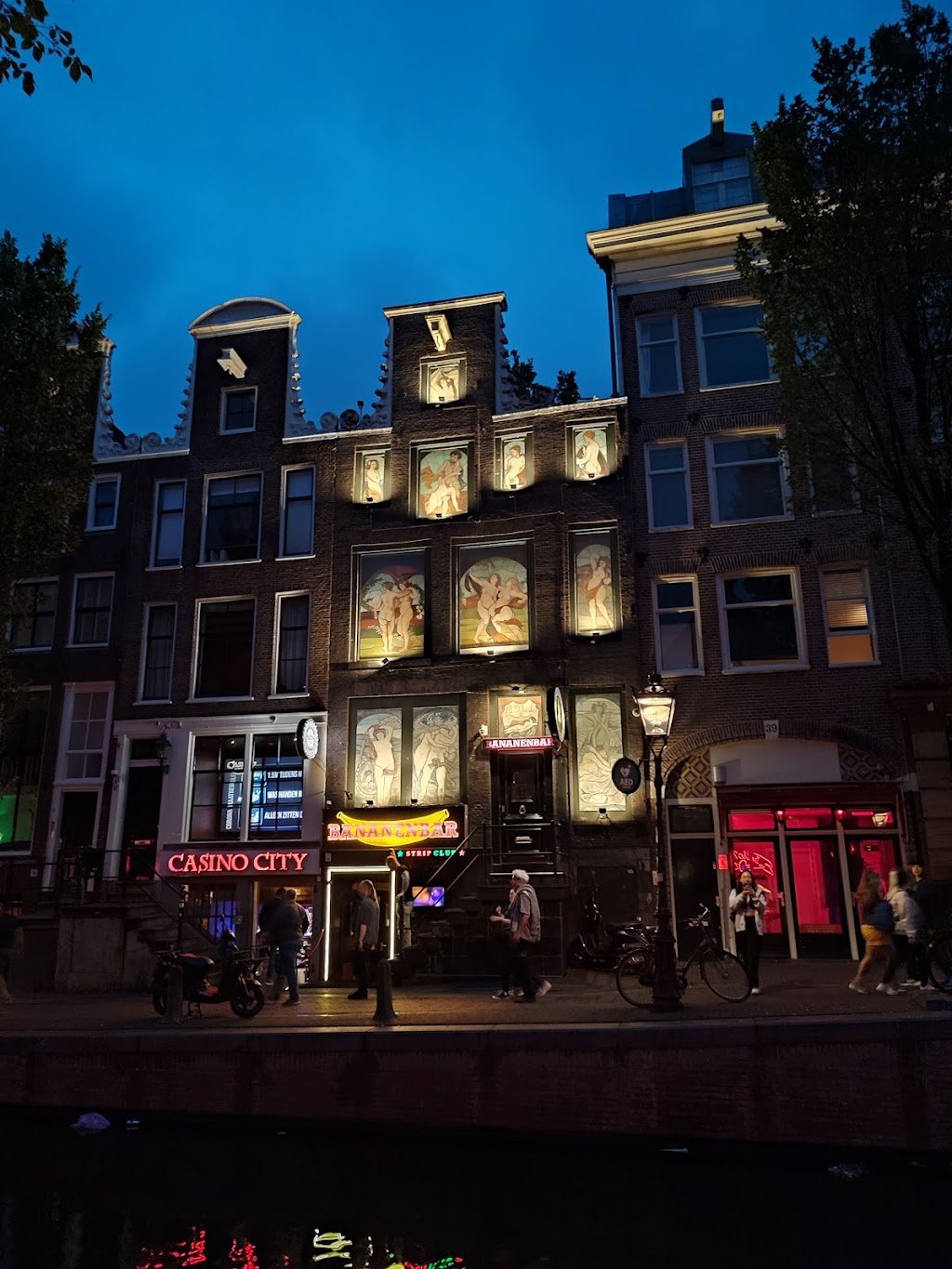 Bananenbar Amsterdam | Oudezijds Achterburgwal 37, 1012 DA Amsterdam, Netherlands | Phone: 020 622 4670