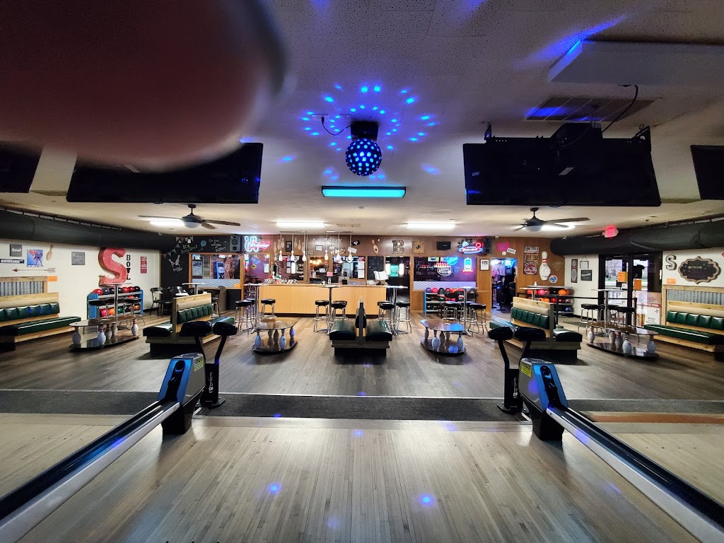 Besserman Superbowl Bowling Center & Pub | 815 Broadway St, Gillespie, IL 62033, USA | Phone: (217) 839-3771