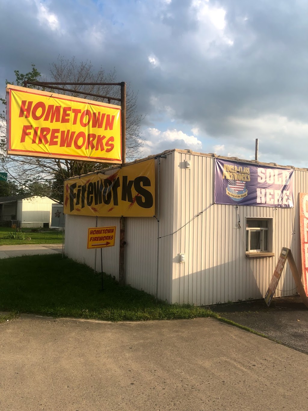 Hometown Fireworks | 1214 S Briant St, Huntington, IN 46750, USA | Phone: (260) 578-1374