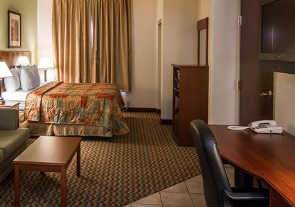 Clarion Inn & Suites Weatherford South | 1911 Wall St, Weatherford, TX 76086, USA | Phone: (817) 594-9699