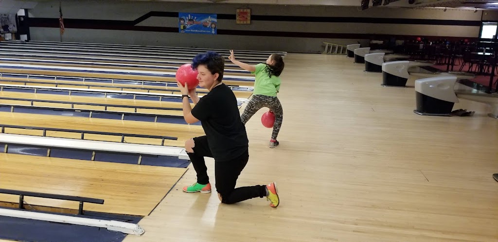 Bowlero Lanes Fun Center Fostoria | 1090 US-23, Fostoria, OH 44830, USA | Phone: (419) 435-3990