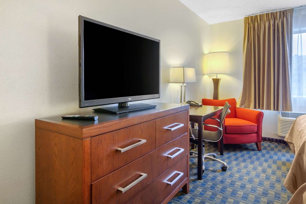 Quality Inn & Suites Lakewood - Denver Southwest | 7240 W Jefferson Ave, Lakewood, CO 80235, USA | Phone: (303) 989-4600