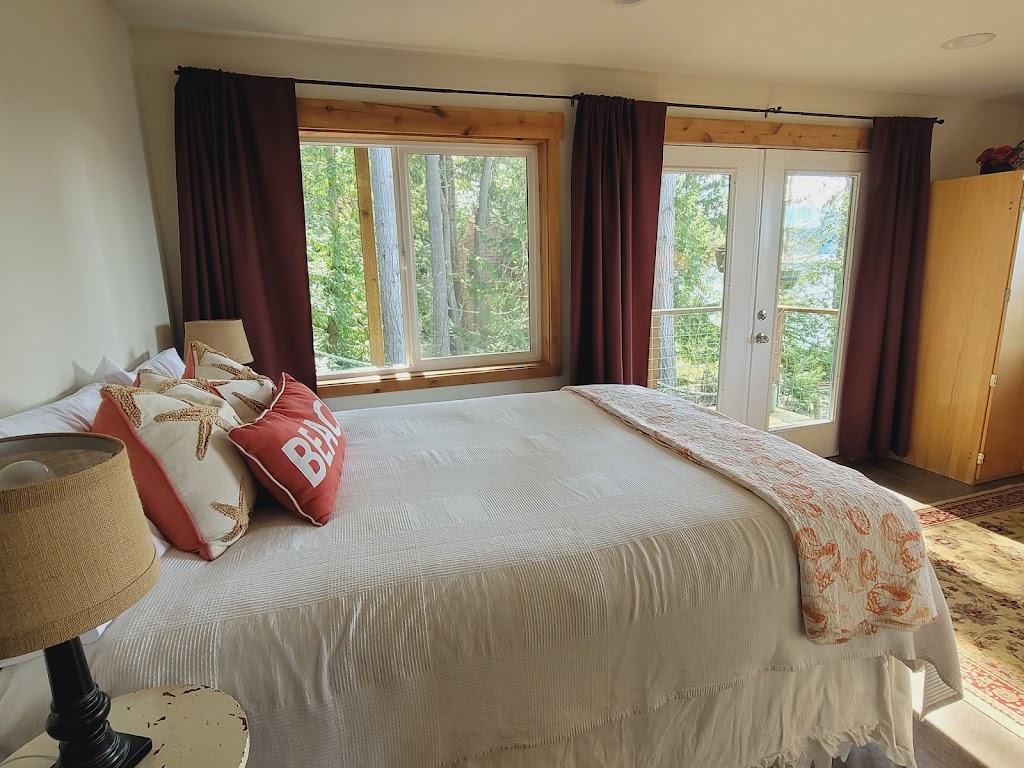 Luxurious Sunset Suite on Historic Discovery Bay | 450 Adelma Beach Rd, Port Townsend, WA 98368, USA | Phone: (503) 997-0713