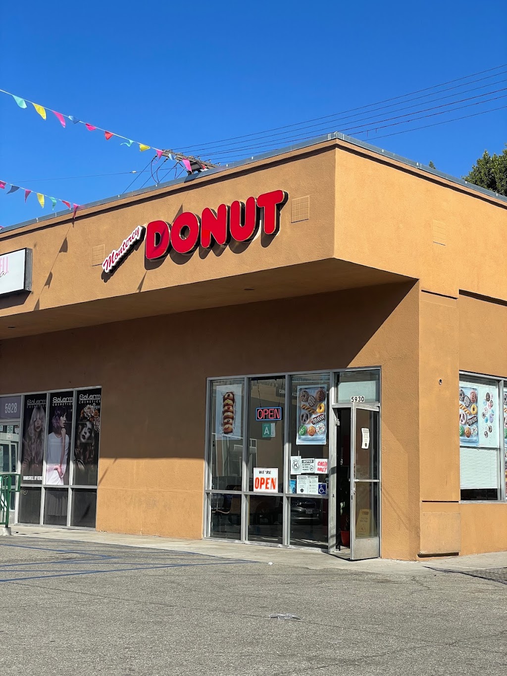 Monterey Donut | 5930 Monterey Rd, Los Angeles, CA 90042, USA | Phone: (323) 254-2728