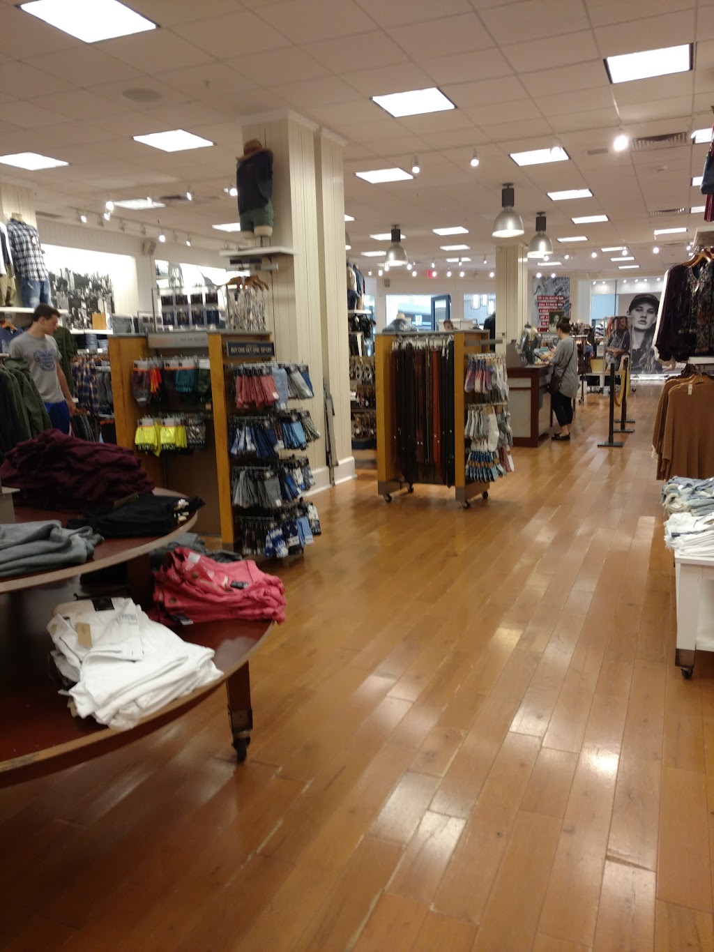 American Eagle Outlet | 1635 River Valley Cir S, Lancaster, OH 43130, USA | Phone: (740) 689-9485