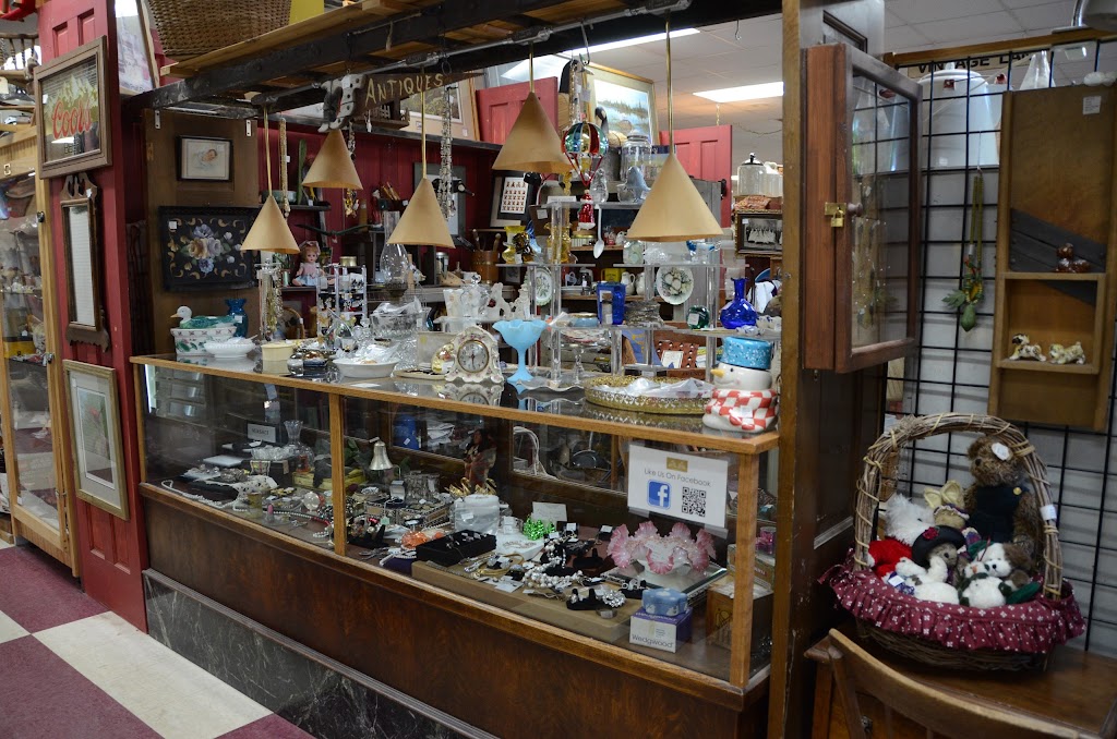 Waukesha Antique Mall | 1427 E Racine Ave, Waukesha, WI 53186, USA | Phone: (262) 524-0600