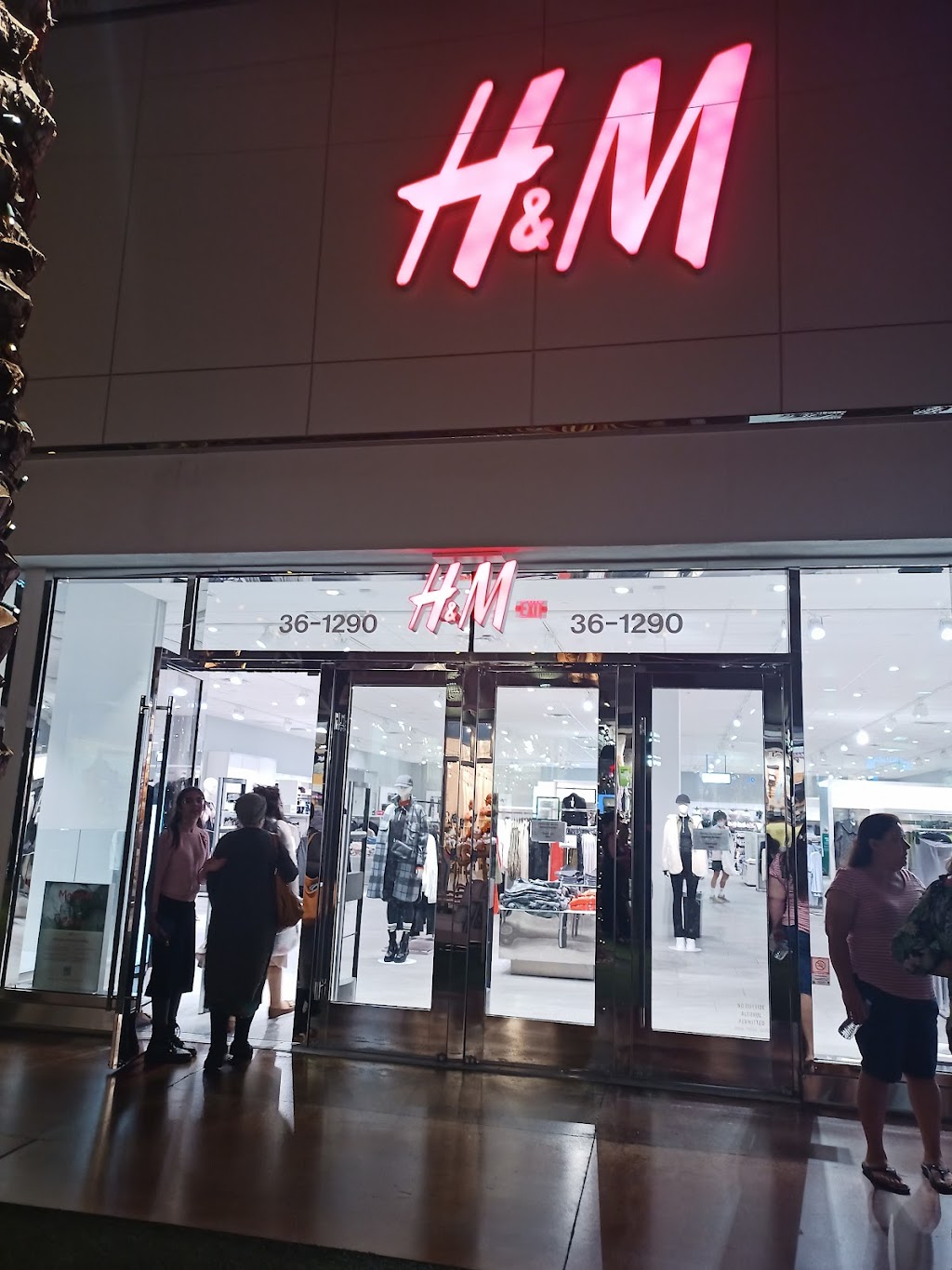 H&M | 21001 N Tatum Blvd, Phoenix, AZ 85050, USA | Phone: (855) 466-7467