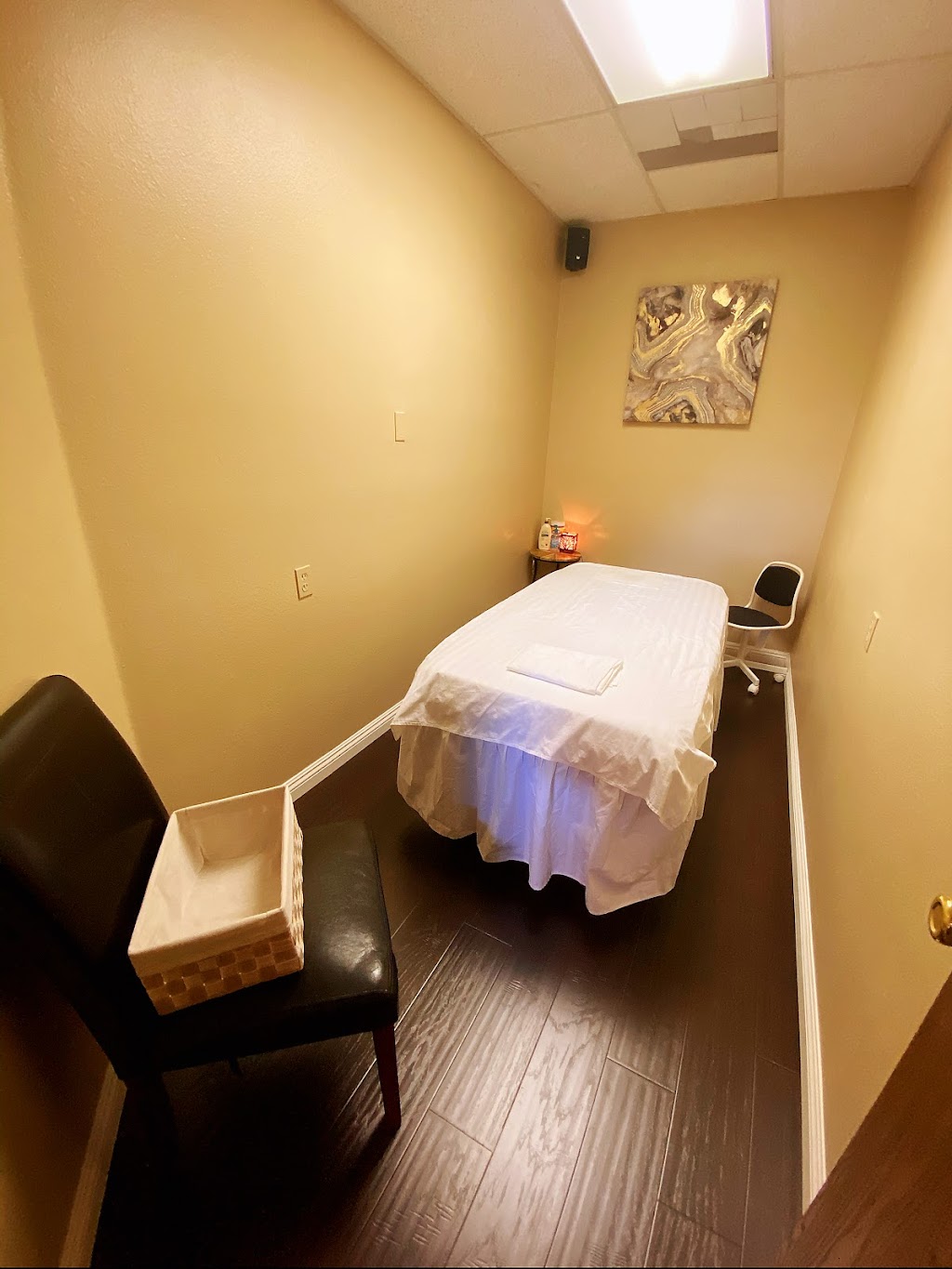 Sunlight Massage | 807 W Grand Blvd D, Corona, CA 92882, USA | Phone: (951) 339-1599