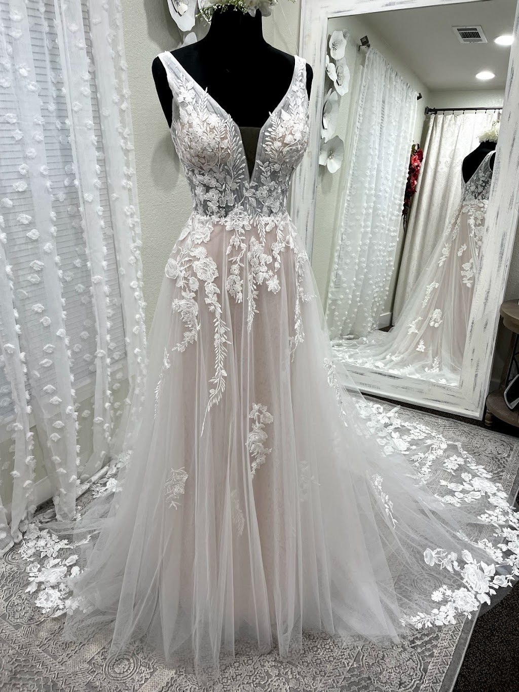 Sundays Bridal | 6856 Boulevard 26, Richland Hills, TX 76180, USA | Phone: (214) 881-1242