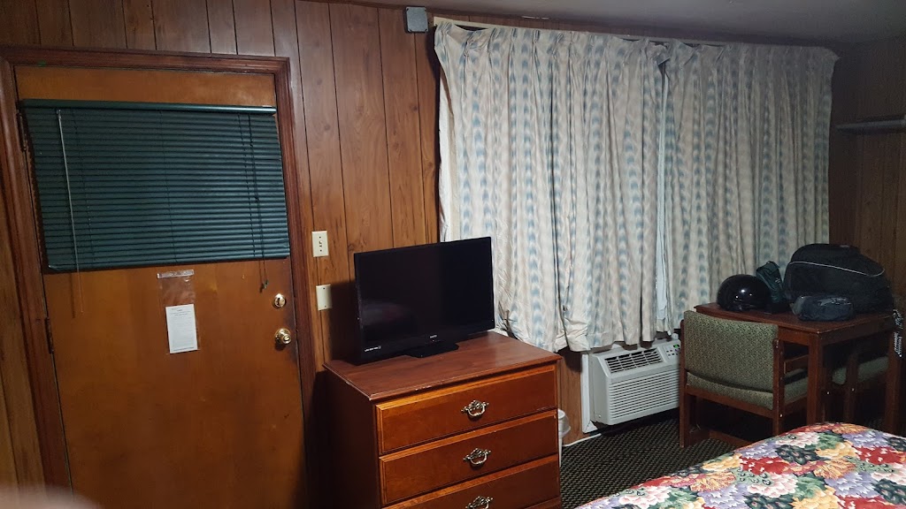 Green Crest Motel | 741 S High St, Mt Orab, OH 45154, USA | Phone: (937) 444-4115