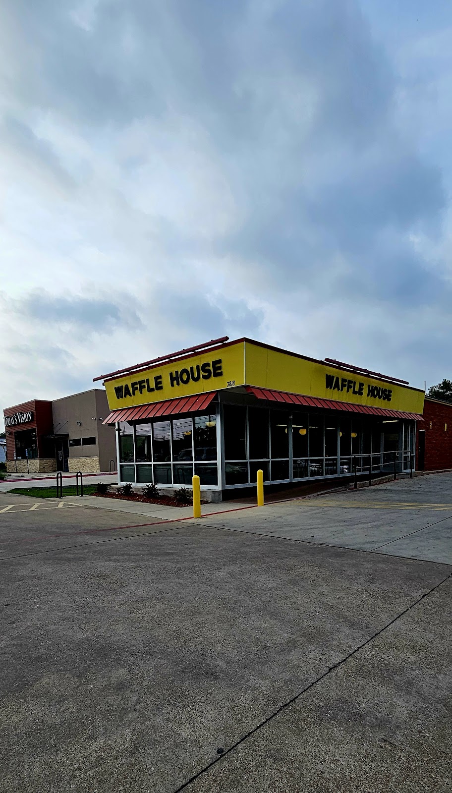 Waffle House | 3818 W Illinois Ave, Dallas, TX 75211, USA | Phone: (214) 467-1906