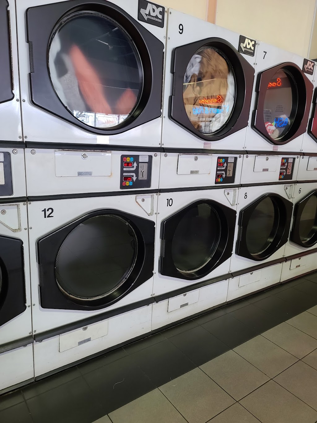 Lindenhurst Laundromat | 2 W Sunrise Hwy, Lindenhurst, NY 11757, USA | Phone: (631) 956-1539