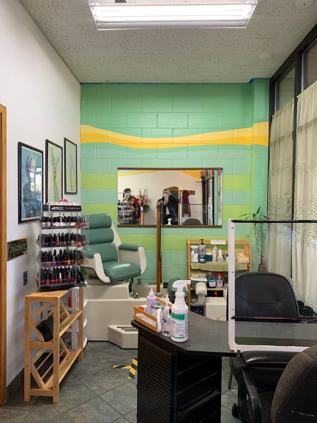 Hair Designs Unlimited | 1703 Snelling Ave N, Falcon Heights, MN 55113, USA | Phone: (651) 644-3211