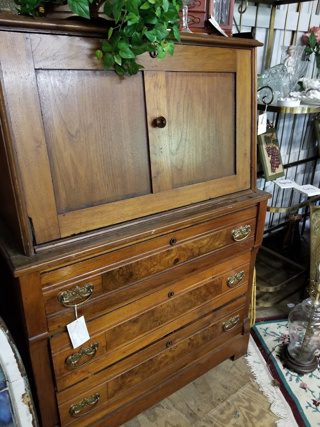 Flatwoods Antiques and Estates | 14539 US-11, Springville, AL 35146, USA | Phone: (205) 873-9826