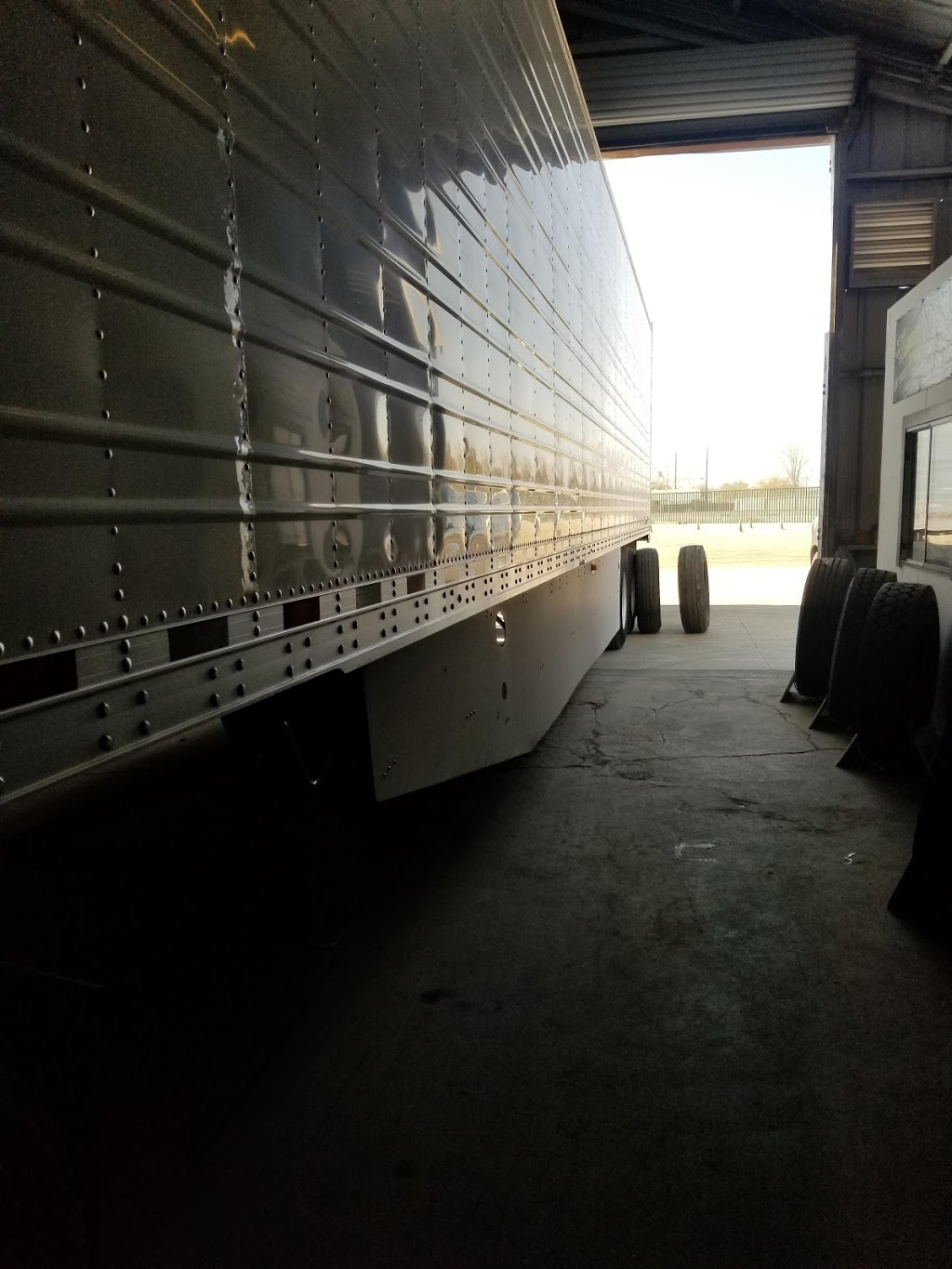 Bakersfield Truck Tires Warehouse | 1500 E Brundage Ln, Bakersfield, CA 93307, USA | Phone: (661) 748-1787