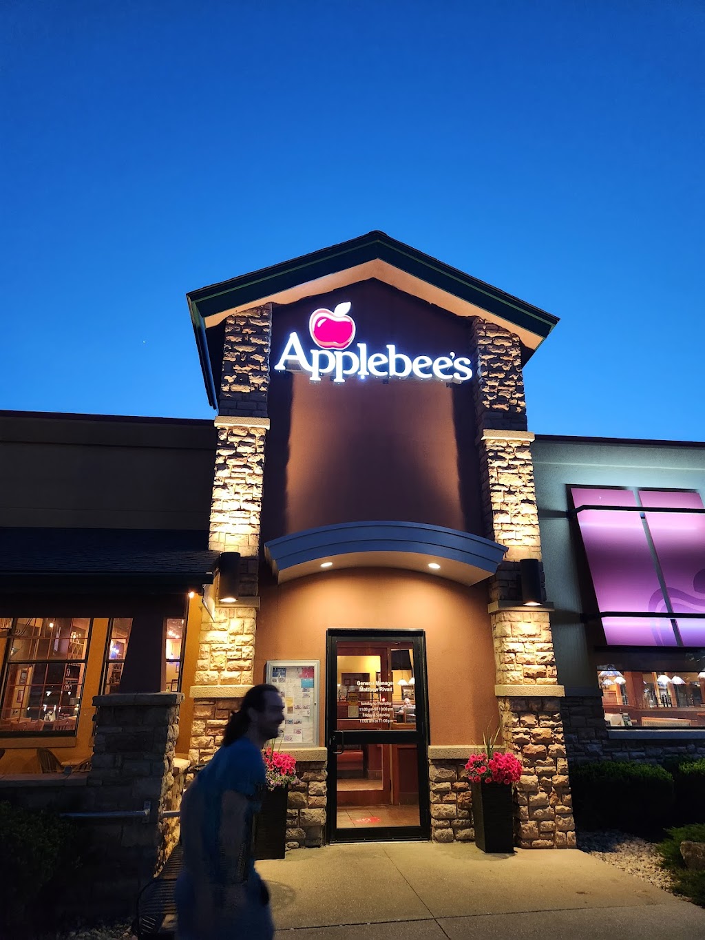 Applebees | 2250 Division Rd, Windsor, ON N8W 5X5, Canada | Phone: (519) 974-1122