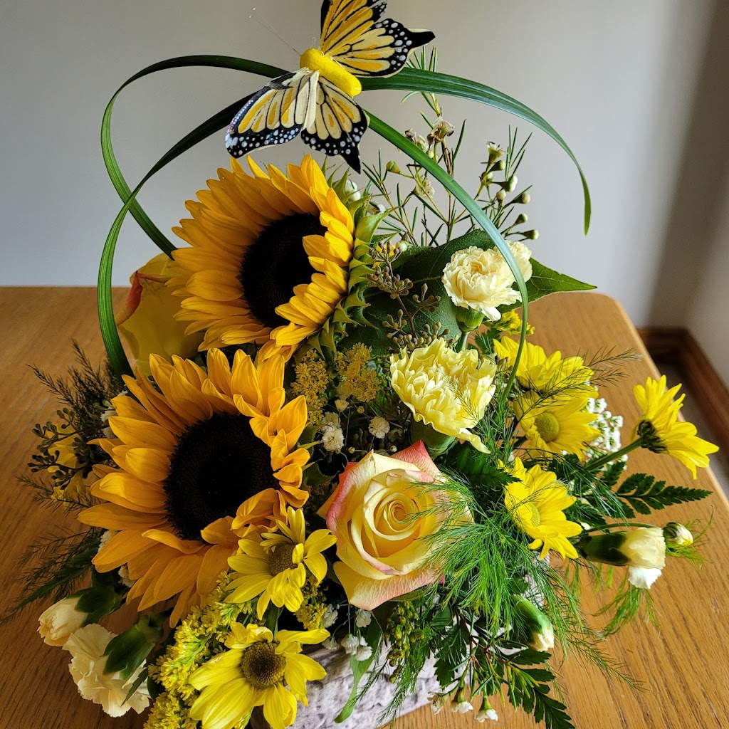 Mariettas Flower Gallery | 541 Notre Dame St, Belle River, ON N0R 1A0, Canada | Phone: (519) 728-2472