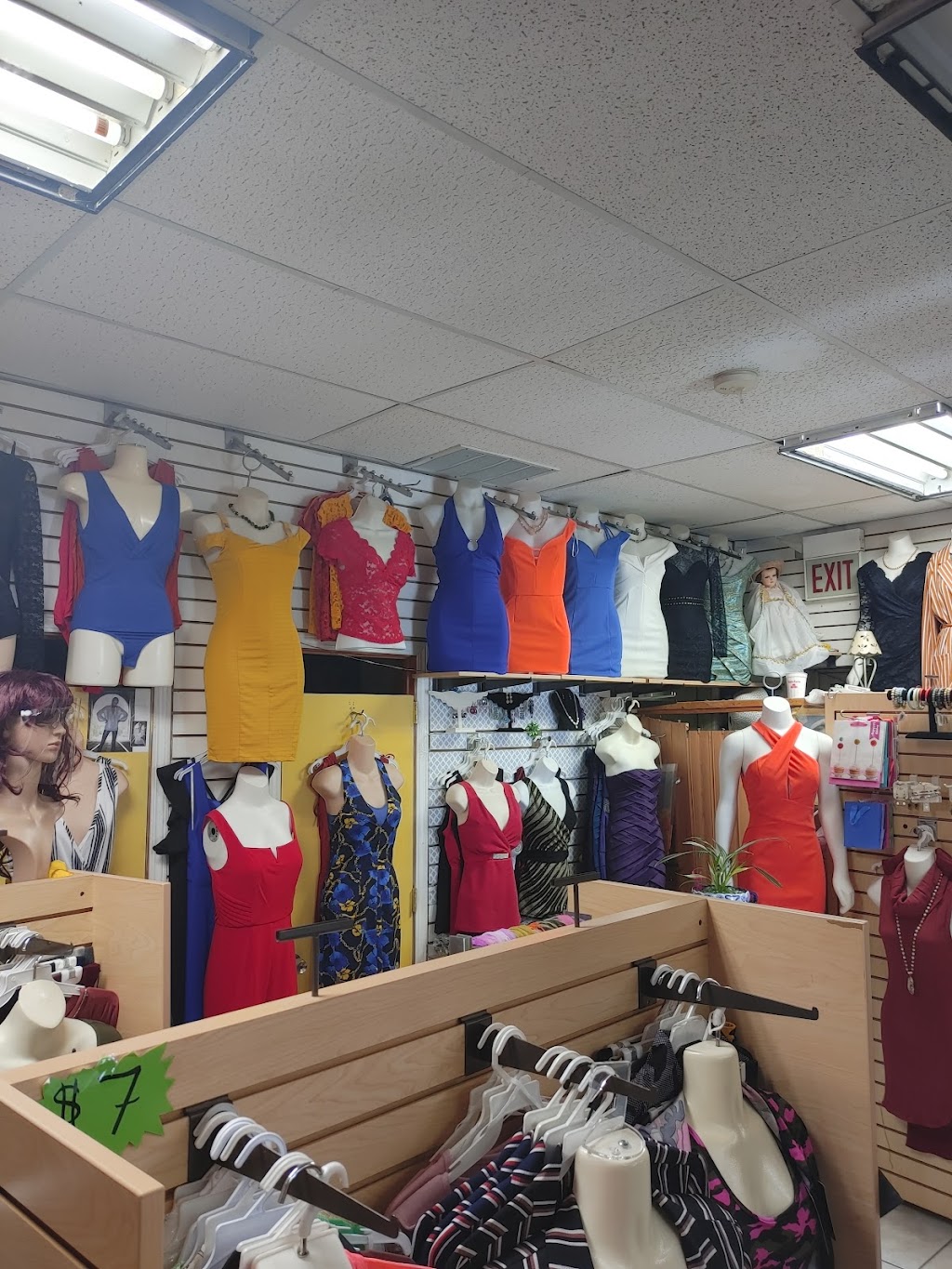 Cristinas Clothing | 5914 W 26th St, Cicero, IL 60804, USA | Phone: (708) 656-5820