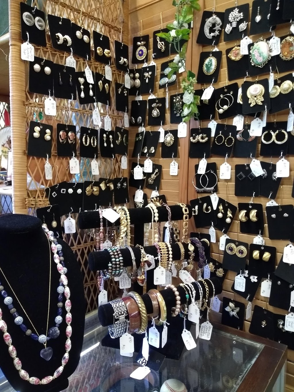 Aunties Antique Mall | 15567 Main Market Rd, Parkman, OH 44080, USA | Phone: (440) 548-5353