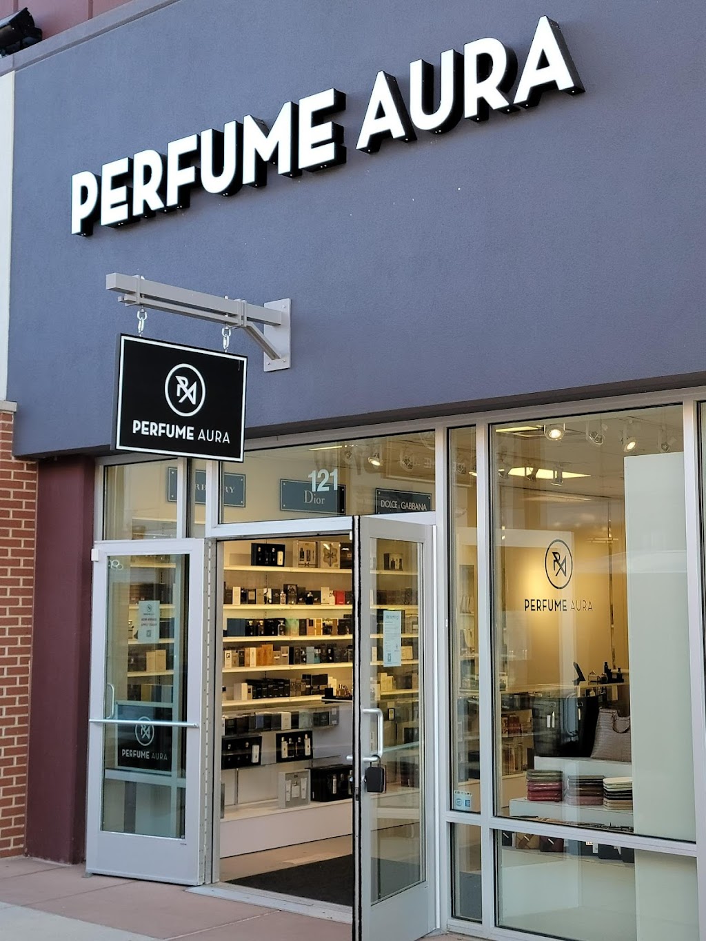 Perfume Aura | 18521 Outlet Blvd #121, Chesterfield, MO 63005, USA | Phone: (636) 778-0477