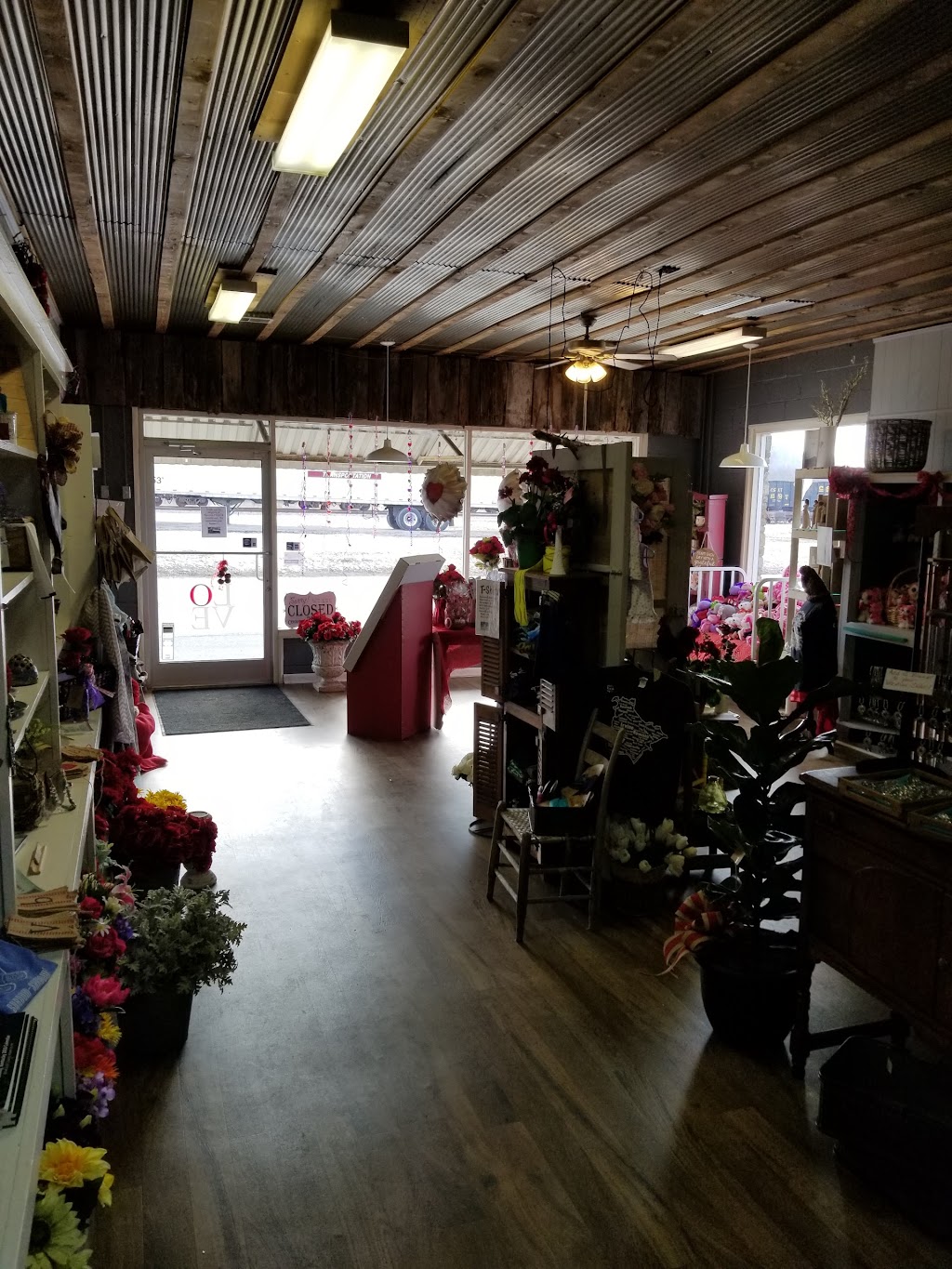 Ravenna Florist & Greenhouse | 408 Main St, Ravenna, KY 40472, USA | Phone: (606) 723-2175