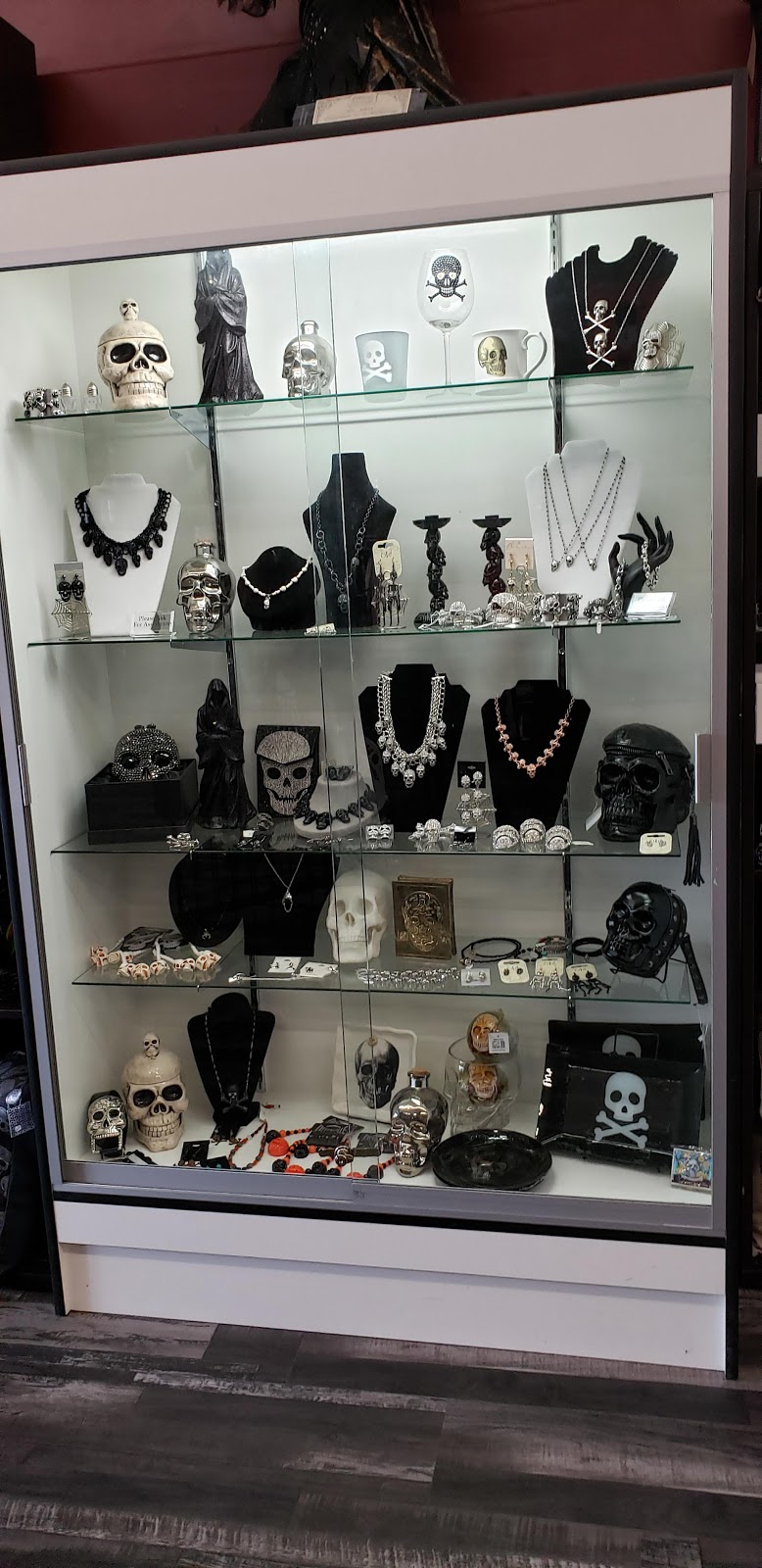 Dark Delicacies | 822 N Hollywood Way, Burbank, CA 91505, USA | Phone: (818) 556-6660