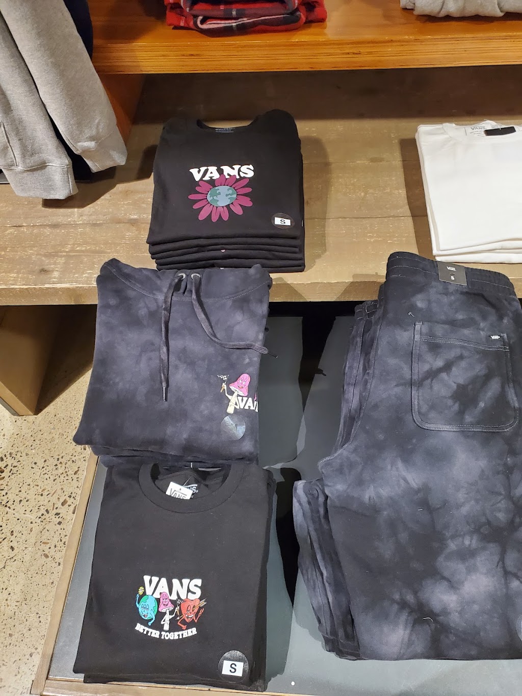 Vans | 26300 Cedar Rd space 2220, Beachwood, OH 44122, USA | Phone: (216) 647-1180