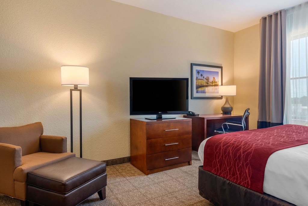 Comfort Inn & Suites Northeast - Gateway | 875 94th Ave N, St. Petersburg, FL 33702, USA | Phone: (727) 563-9100