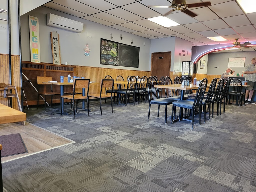 Moes Cafe | 163 Stark St, Randolph, WI 53956, USA | Phone: (920) 326-3535