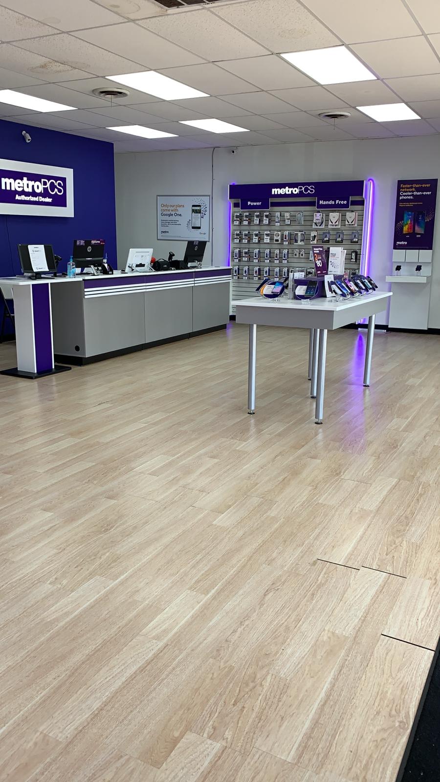 Metro by T-Mobile | 5215 McCart Ave, Fort Worth, TX 76115, USA | Phone: (817) 349-0864