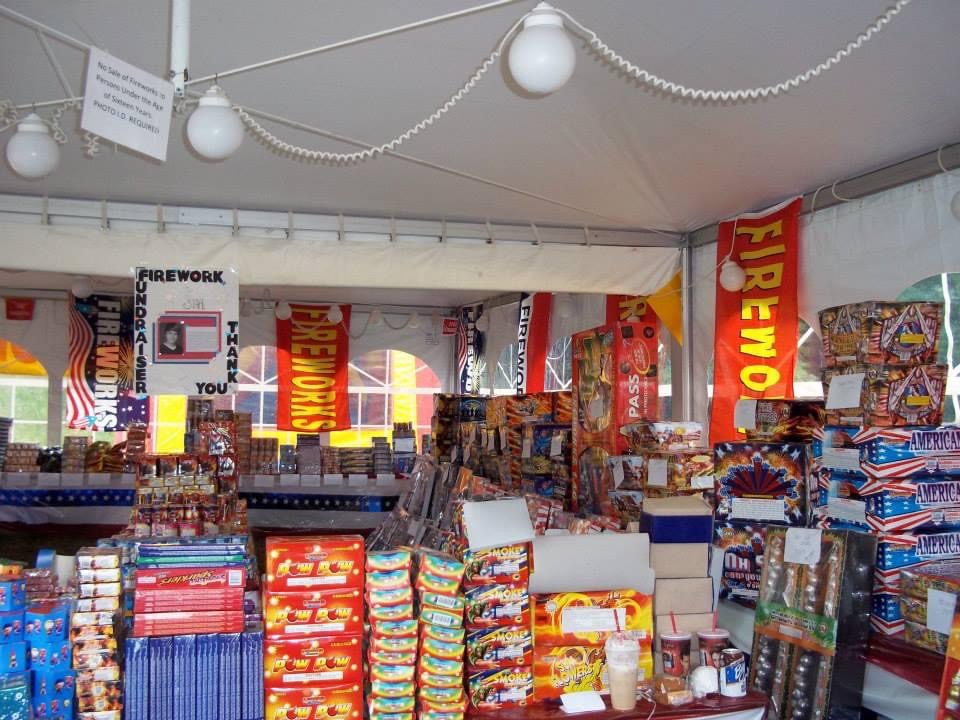 Big Dog Fireworks | 11196 WA-525, Clinton, WA 98236, USA | Phone: (360) 863-2756