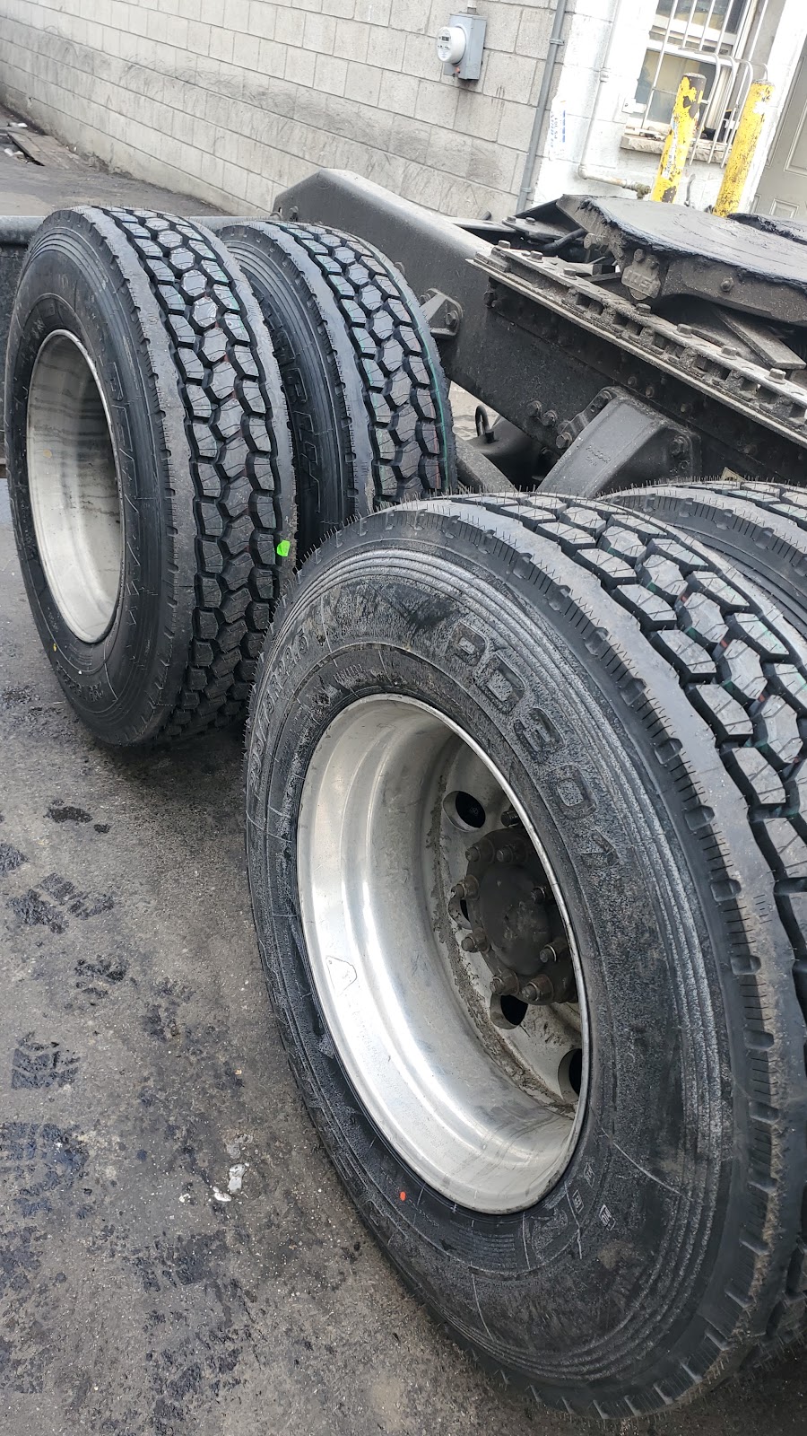 World Tire Wholesale | 381 Dowd Ave, Elizabeth, NJ 07206, USA | Phone: (888) 453-5379