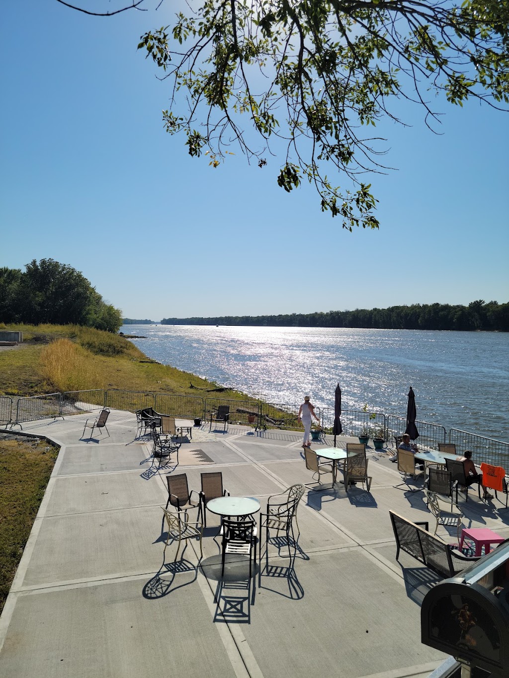 Boathouse Food & Deck | 601 N Shore Dr, St Charles, MO 63301, USA | Phone: (636) 250-3300