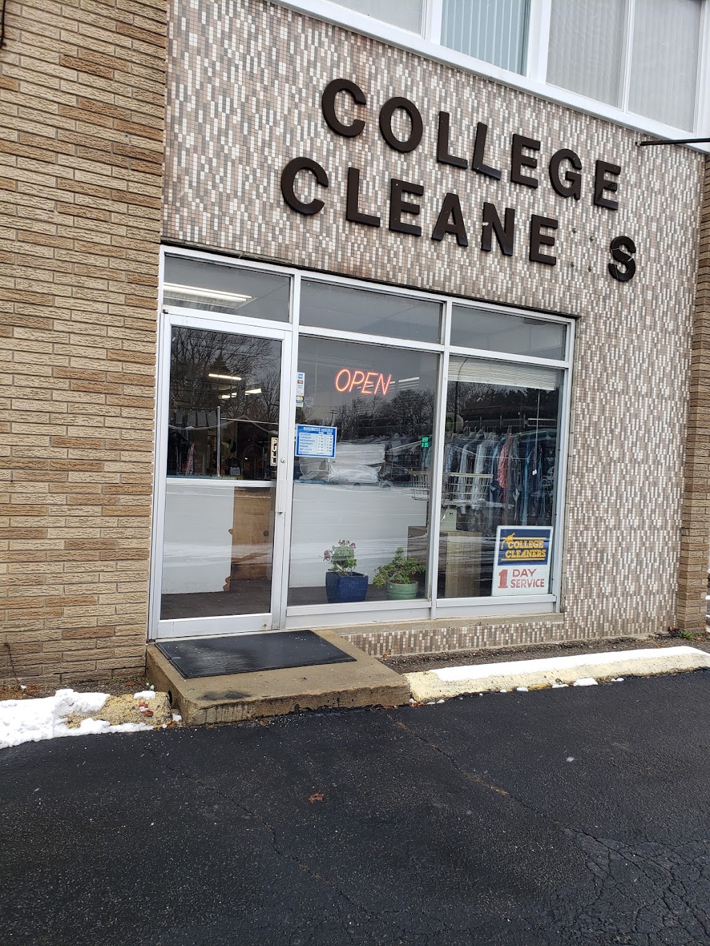 College Cleaners | 1490 Washtenaw Ave, Ypsilanti, MI 48197, USA | Phone: (734) 482-6448