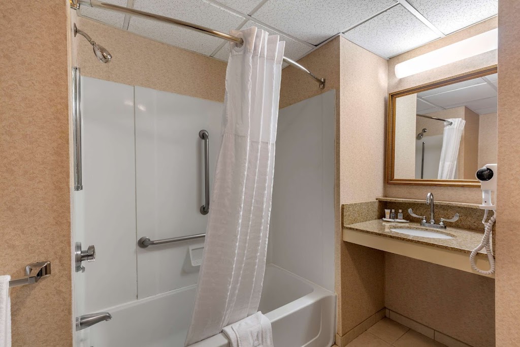 Comfort Inn Foxboro - Mansfield | 4 Fisher St, Foxborough, MA 02035 | Phone: (508) 543-1000