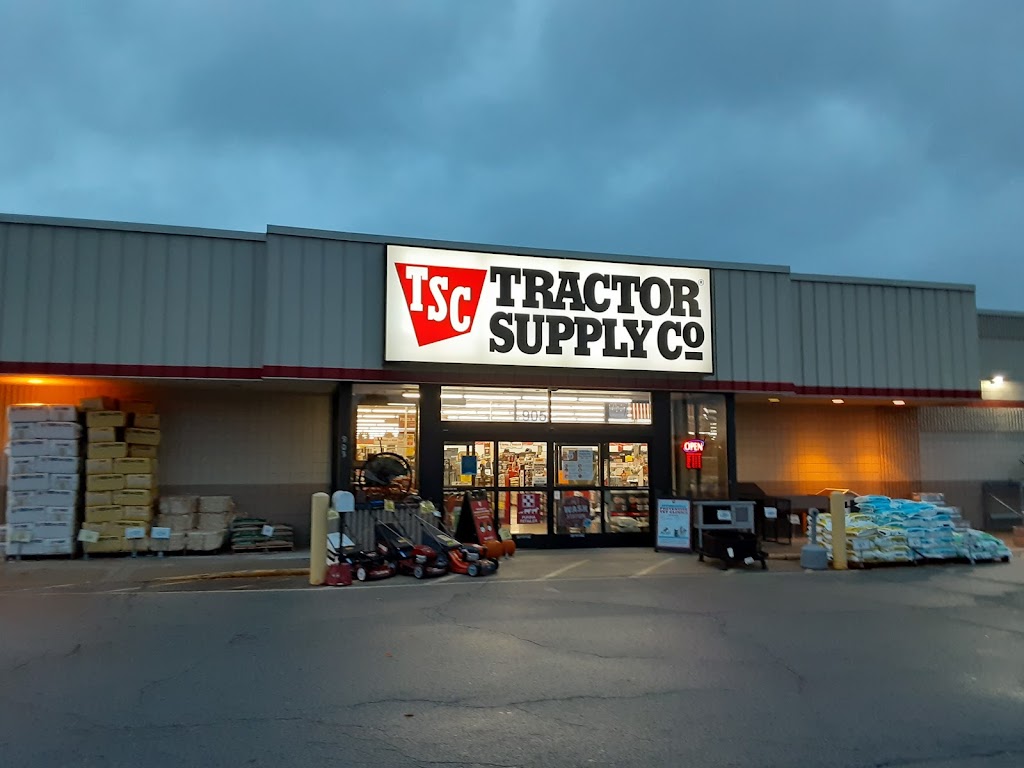Tractor Supply Co. | 905 Lincoln Way S, Ligonier, IN 46767, USA | Phone: (260) 894-3096