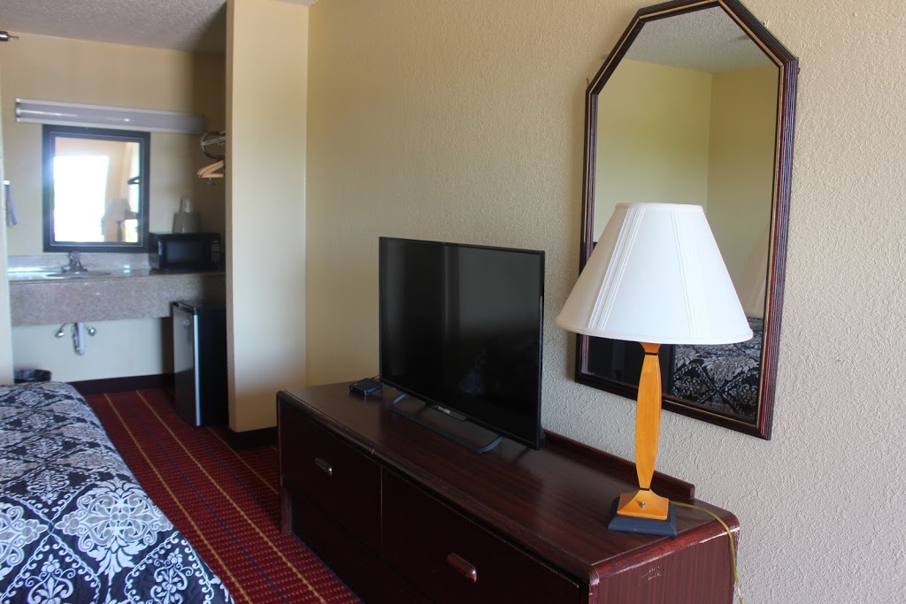 Courtesy Inn & Suites (Daily & Extended Stay) | 1560 E Broad St, Mansfield, TX 76063, USA | Phone: (817) 473-6118