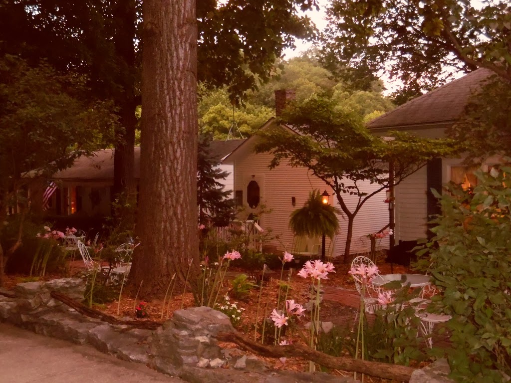 Maple Leaf Cottage Inn | 12 Selma St, Elsah, IL 62028, USA | Phone: (618) 374-1684
