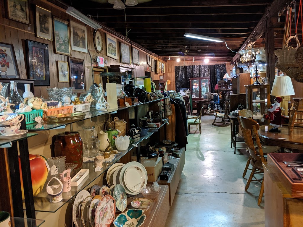 Village Square Antiques | 202 W State St, Pocahontas, IL 62275, USA | Phone: (618) 669-2825