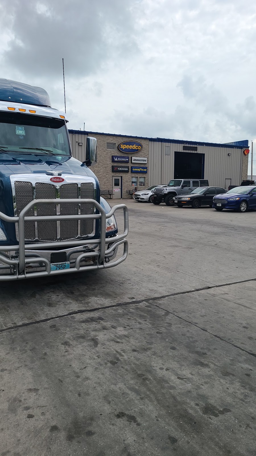 Speedco Truck Lube and Tires | 2423 S 24th St, Council Bluffs, IA 51501, USA | Phone: (712) 388-0577