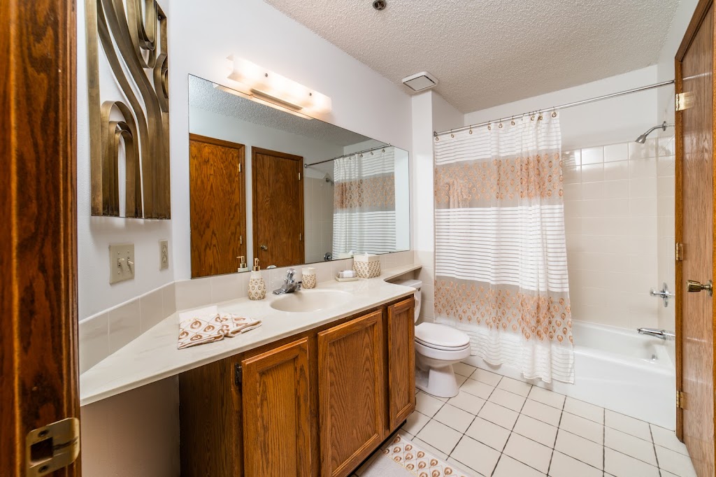 Oak Pointe Apartments | 6901 W 84th St, Bloomington, MN 55438, USA | Phone: (952) 314-7592