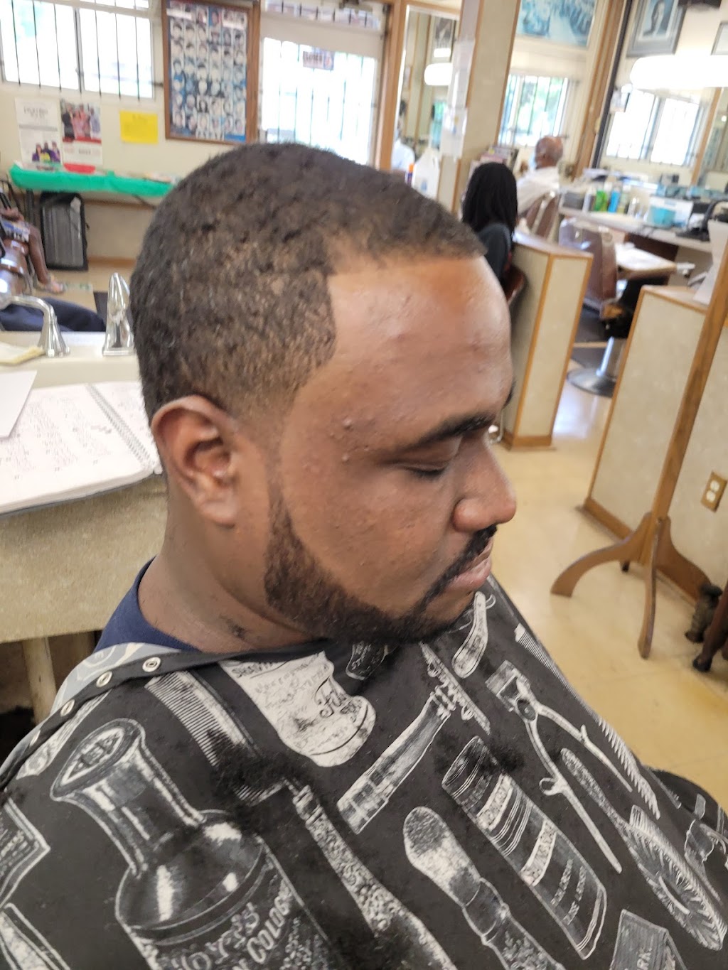 Willies Barber & Beauty Shop | 545 E Pike St, Pontiac, MI 48342, USA | Phone: (248) 454-9818