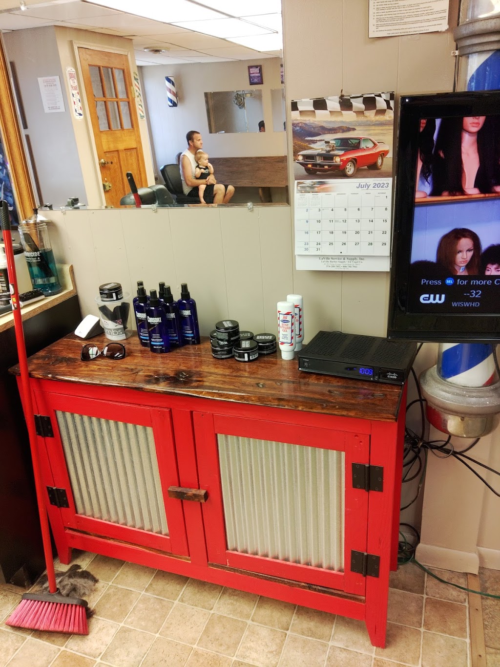 Maxs Barber Shop | 237 E Main St, Gas City, IN 46933, USA | Phone: (765) 674-8665